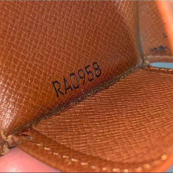 Authentic Louis Vuitton Monogram 4 Key Wallet - Picture 8 of 8